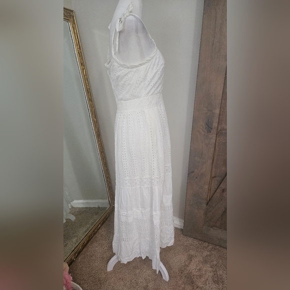 ADELYN RAE Janella Eyelet Lace Maxi Dress In White. Size Small - Picture 14 of 16